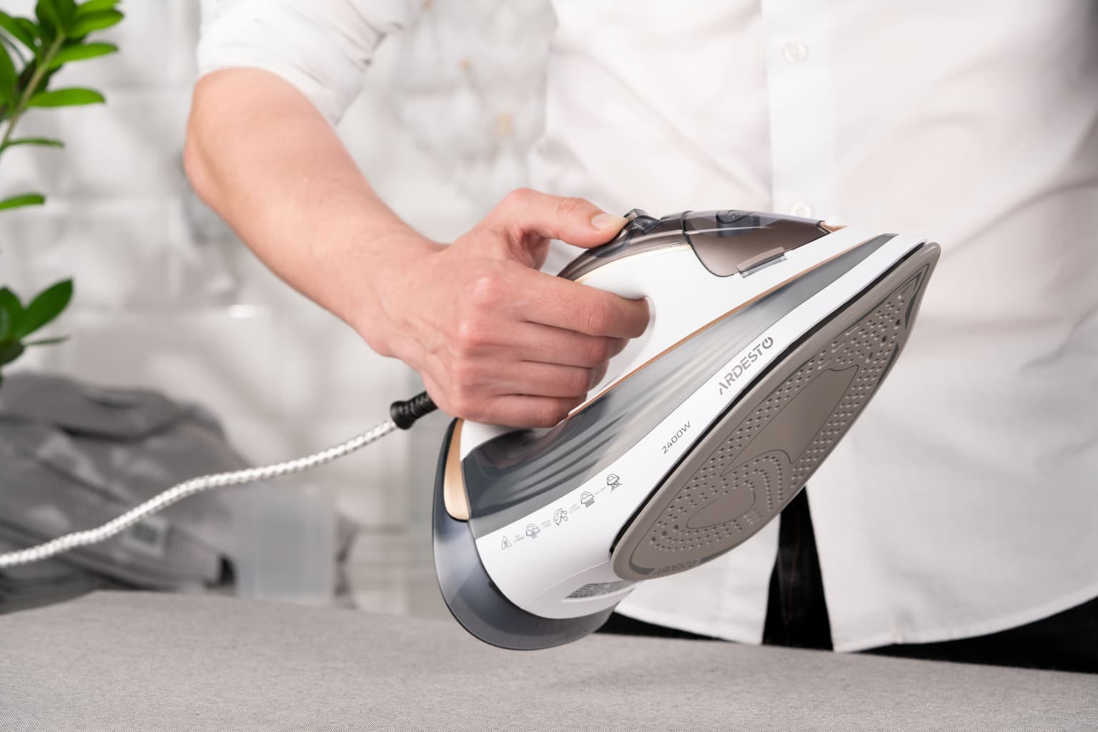 Ardesto iron IR-B2245-E, 2400W, 400ml, steam boost, electric management, ceramic soleplate, white-grey - 3