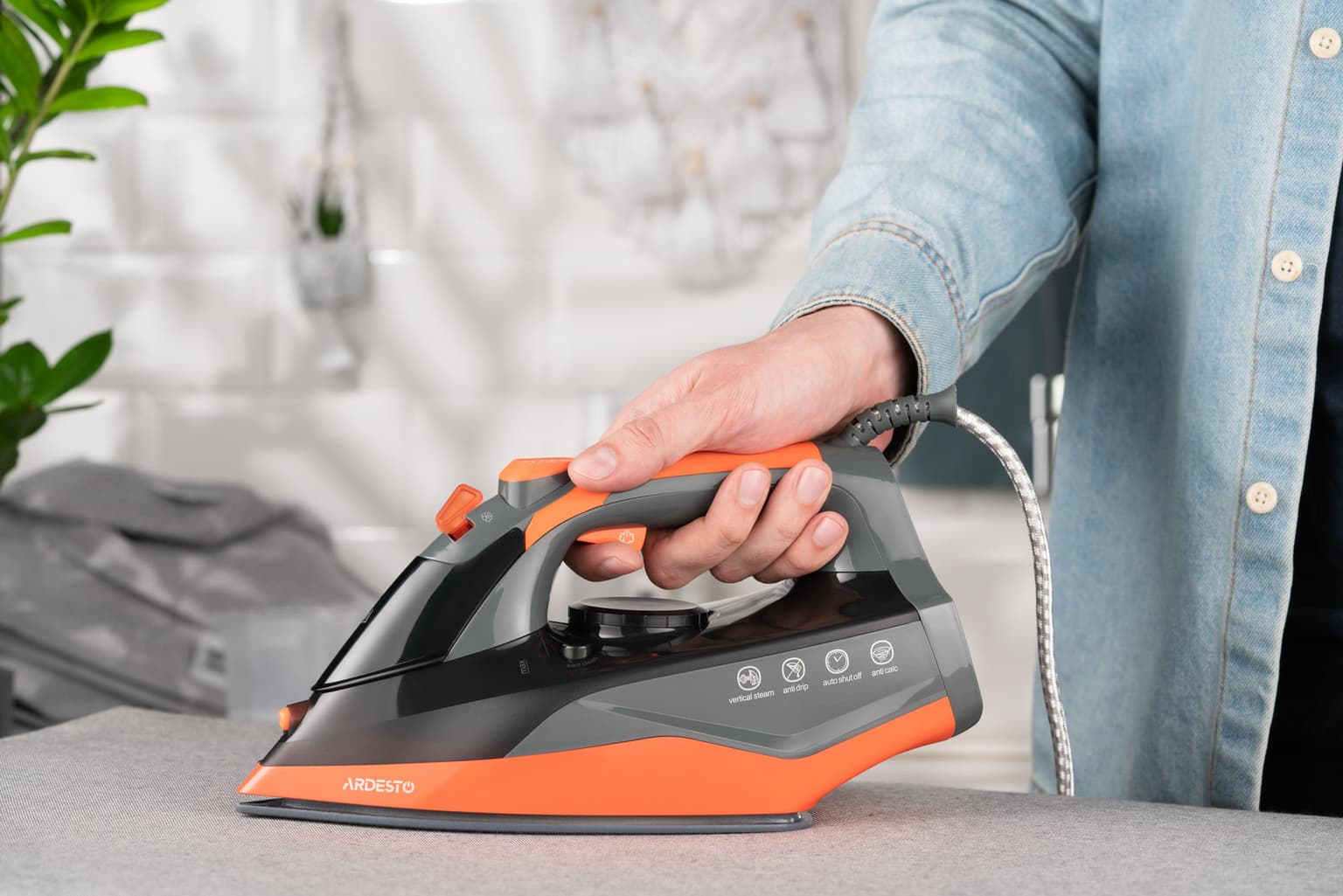 Ardesto Iron IR-C2233-GR, 2200W, 340ml, steam boost, ceramic soleplate, black-orange - 2
